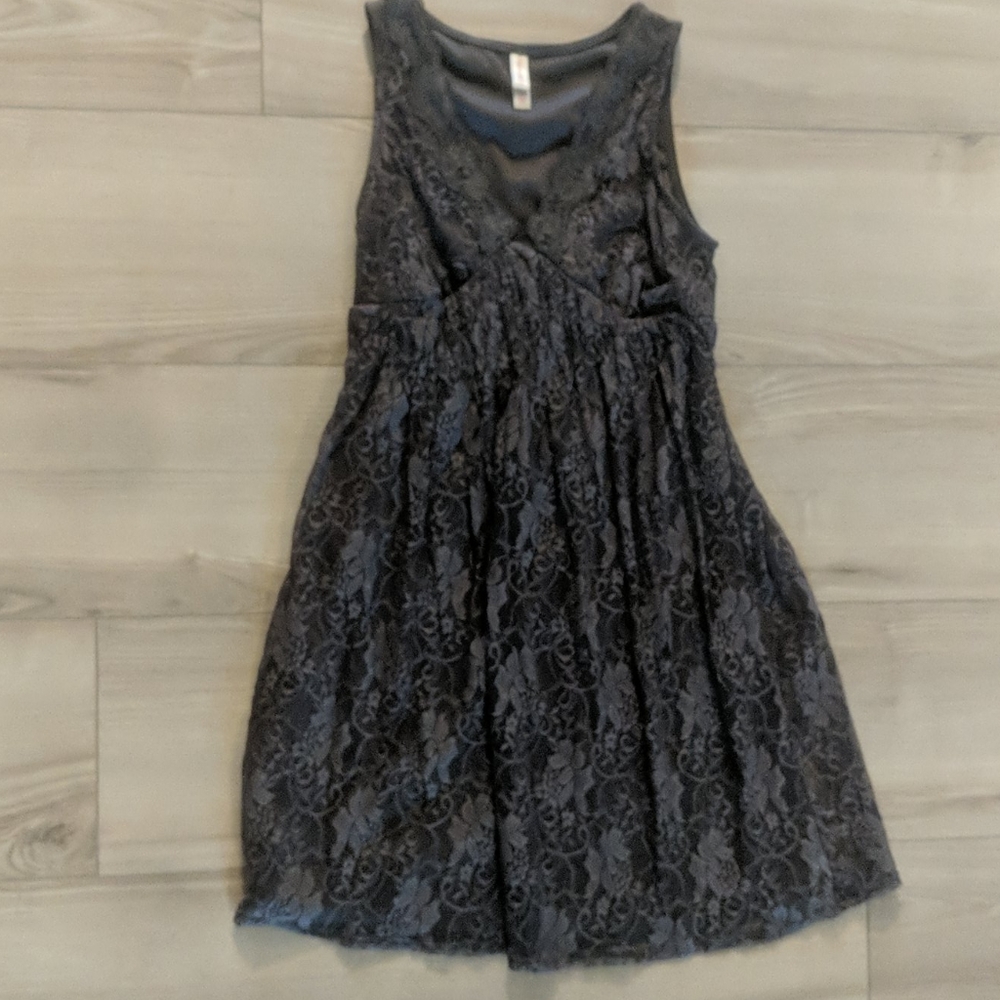 NWOT GRAY V-NECK LACE DRESS.  Size small